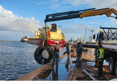 Installation of cylindrical fender in Suape port.